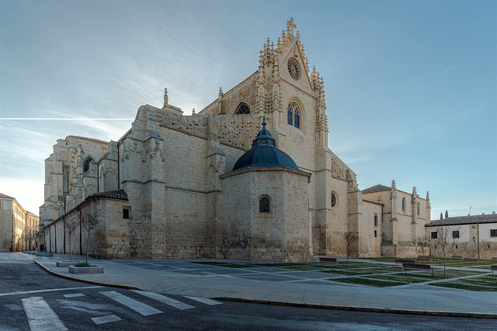 Fachada gótica de la Catedral de Palencia al atardecer